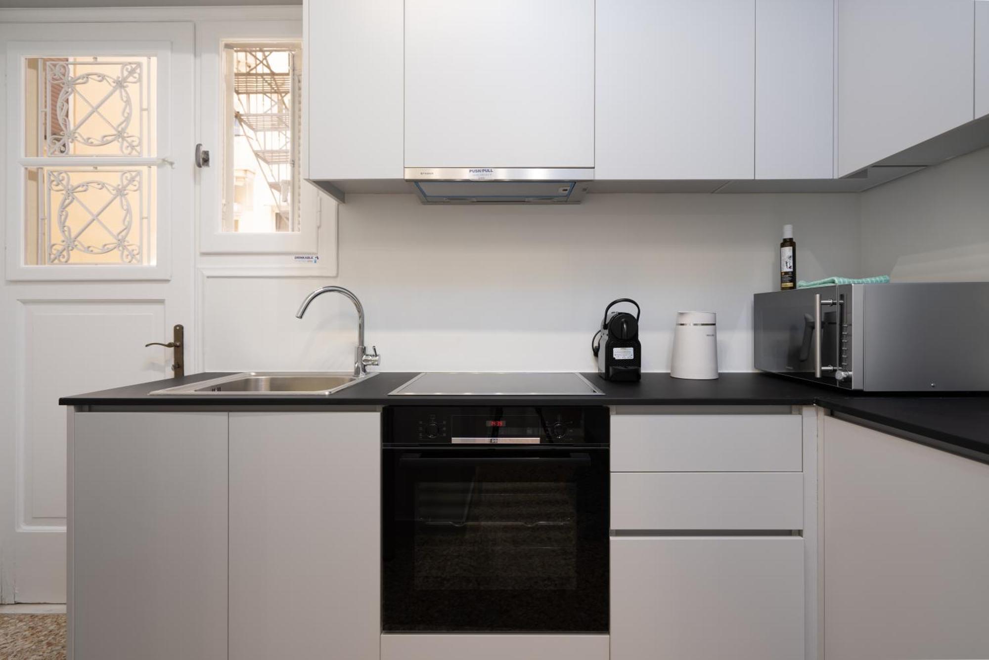 Metroscape Retreat Nearby Metro Station Apartment Атина Екстериор снимка